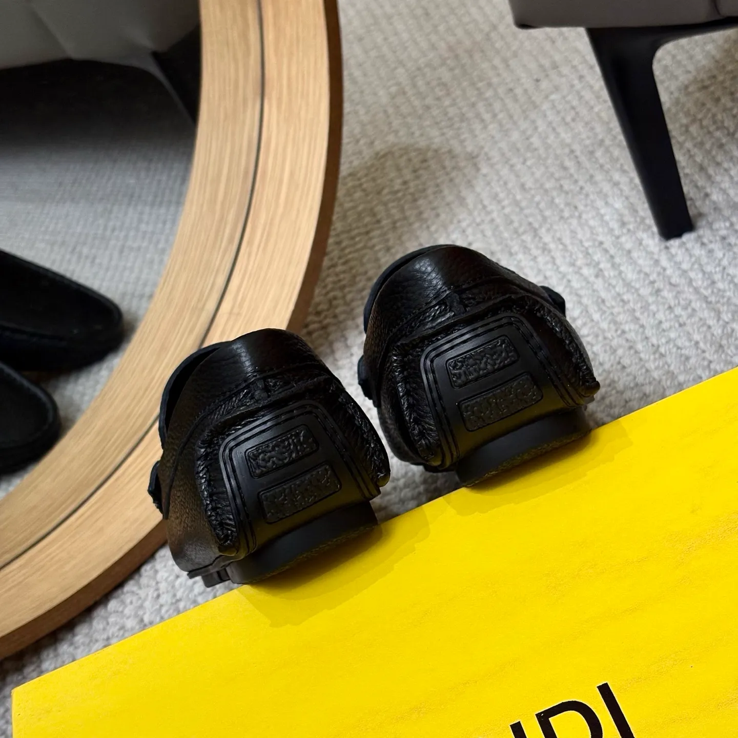 Men's shoes 💰420 [FENDI Fendi] 2⃣️0⃣️2⃣️5️⃣New Milan men's fashion lazy catwalk style ✅ fashionable casual beanie shoes, imported calfskin fabric, super smooth texture, sweat-absorbent and breathable, (sheepskin lining). Metal LOGO on the shoe body, Medusa avatar, irregular avatar, high-end craftsmanship logo✅ French Loft set foot design style 👟Low-key and elegant, great on-foot effect... Men's shoe size: 38-46 (4-12)